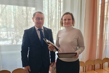 Депутаты поздравили женские коллективы